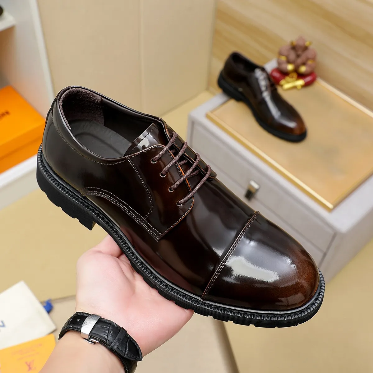 Men's shoes 💰660 💰 Louis Vuitton LV ® Autumn and Winter 🆕 models 🔛Full shoe counter First layer cowhide, 🐂Leather lined casual shoes for men, super soft outsole, essential for driving. Counter synchronization Original first layer cowhide Completely 1:1 mold customization 🌹Top version, 2 colors available! Number: 38-45 (37.46. Customized)